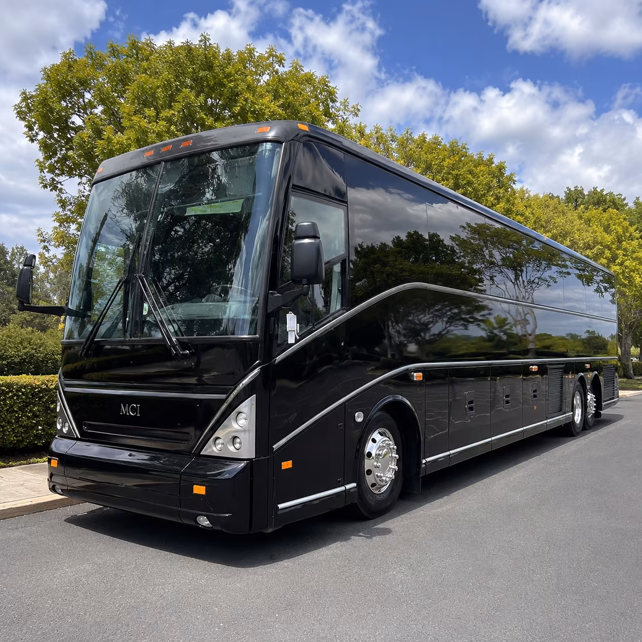 daily commuter shuttle buses along us 101 for petaluma employers